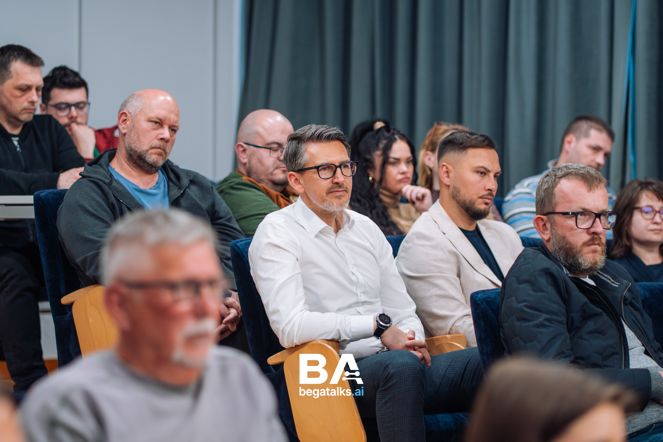 A packed Sala Vasile Pârvan at the start of the evening